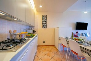 Family Apartment, Multiple Bedrooms (Appartamento Vista Lago) | Private kitchen