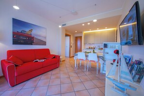 Family Apartment, Multiple Bedrooms (Appartamento Vista Lago) | Living area