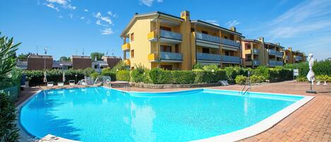 Een seizoensgebonden buitenzwembad