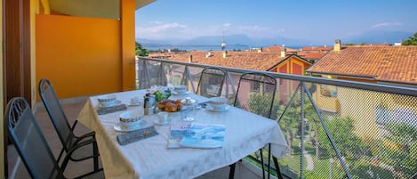 Family Apartment, Multiple Bedrooms (Appartamento Vista Lago) | Outdoor dining