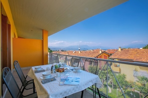Familienapartment, Mehrere Schlafzimmer (Appartamento Vista Lago) | Speisen im Freien