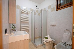 家庭公寓, 多间卧室 (Appartamento Vista Lago) | 浴室 | 淋浴设施、大花洒淋浴喷头、免费洗浴用品、吹风机