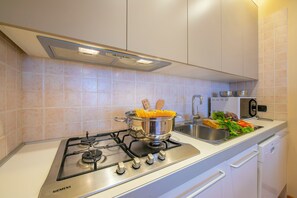 A kitchen with a Siemens gas stove, a sink, and a dishwasher.
