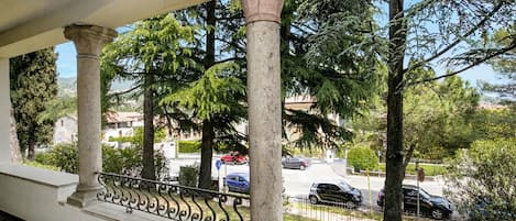 Family Apartment, Multiple Bedrooms, 2 Bathrooms (Villa Alberti Appartamento Bruna) | Property grounds