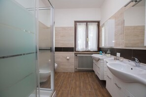 Departamento familiar, varias habitaciones, 2 baños (Villa Alberti Appartamento Bruna) | Baño | Regadera, regadera tipo lluvia, amenidades de baño gratuitas