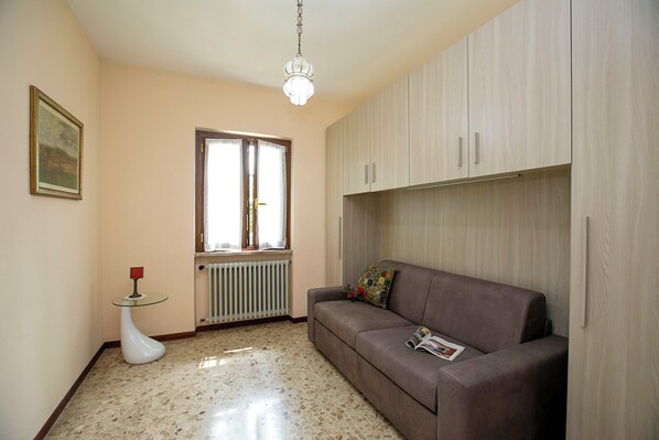 Family Apartment, Multiple Bedrooms, 2 Bathrooms (Villa Alberti Appartamento Bruna) | Living area | 22-inch flat-screen TV with cable channels, TV - Villa Alberti Appartamento Bruna (Salò)