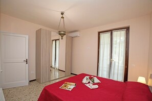 Family Apartment, Multiple Bedrooms, 2 Bathrooms (Villa Alberti Appartamento Bruna) | 3 bedrooms, iron/ironing board, free WiFi, bed sheets - Villa Alberti Appartamento Bruna (Salò)