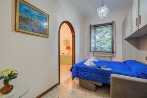 Villa Familiale, plusieurs chambres (Villa Alberti 900m from Garda lake) | 6 chambres, fer et planche à repasser, Wi-Fi gratuit, draps fournis
