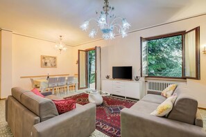 Familjevilla - flera sovrum (Villa Alberti 900m from Garda lake) | Vardagsrum | 21-tums smart-tv med kabelkanaler