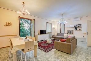 Familienvilla, Mehrere Schlafzimmer (Villa Alberti 900m from Garda lake) | Innenbereich