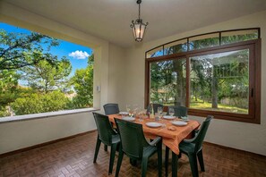 Familie villa, meerdere slaapkamers (Villa Alberti 900m from Garda lake) | Dineren