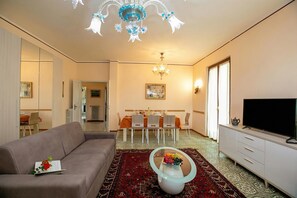 Villa Familiale, plusieurs chambres (Villa Alberti 900m from Garda lake) | Coin séjour | TV connectée de 21 pouces avec chaînes par câble