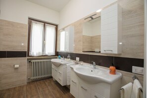 Villa familiar, varias habitaciones (Villa Alberti 900m from Garda lake) | Baño | Regadera, regadera tipo lluvia, amenidades de baño gratuitas 