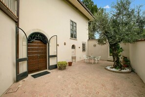 Familievilla, flere soverom (Villa Alberti 900m from Garda lake) | Utendørsservering