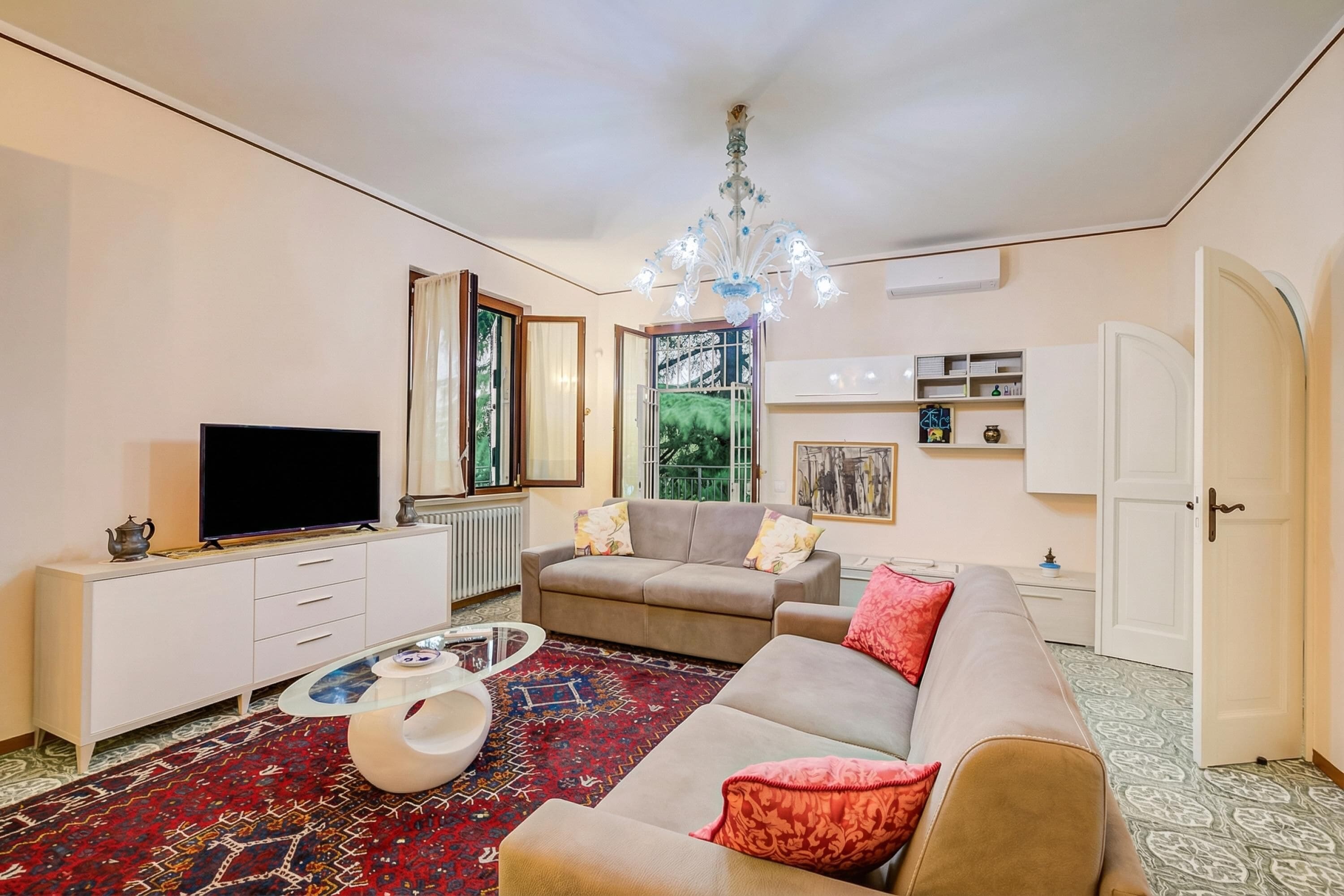 Familienvilla, Mehrere Schlafzimmer (Villa Alberti 900m from Garda lake) | Wohnbereich
