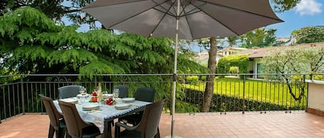 Family Villa, Multiple Bedrooms (Villa Alberti 900m from Garda lake) | Outdoor dining