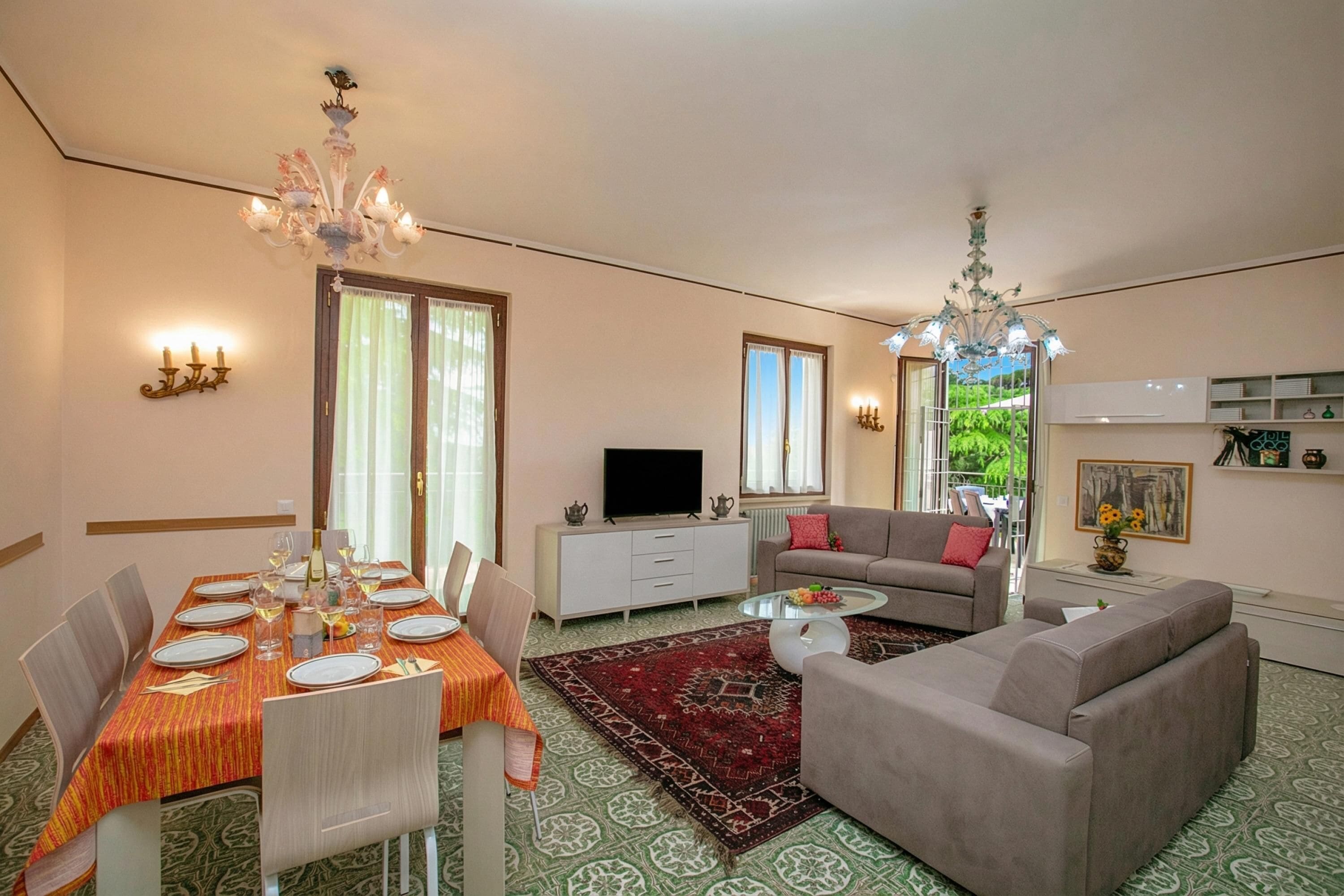 Family Villa, Multiple Bedrooms (Villa Alberti 900m from Garda lake) | Dining