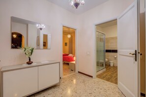 6 kamar tidur, setrika/meja setrika, Wi-Fi gratis, dan seprai linen