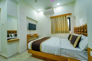 Deluxe Room | In-room safe, iron/ironing board, free WiFi
