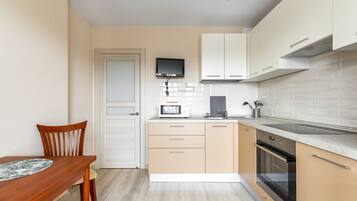 Apartment, Balkon | Eigene Küche | Großer Kühlschrank, Mikrowelle, Ofen, Herdplatte