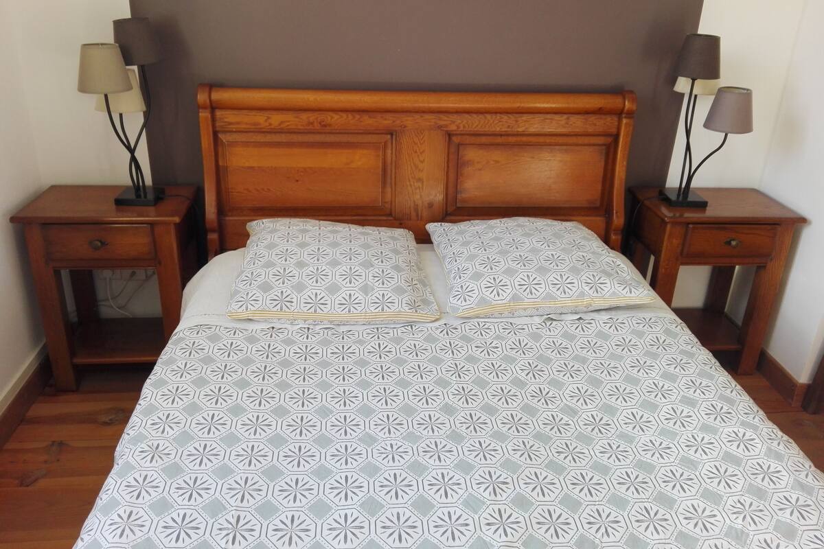 Kamar Double | Didekorasi berbeda-beda dan dilengkapi dengan perabotan berbeda-beda