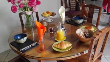 Desayuno continental gratuito y diario