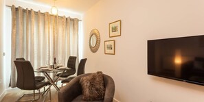 Apartment | In-room dining - Queens Lodge (Redhill)