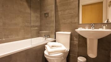 Apartment | Bathroom | Combined shower/bathtub, free toiletries, hair dryer, towels
