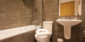 Apartment | Bathroom | Combined shower/tub, free toiletries, hair dryer, towels