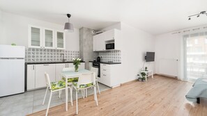 Studio Suite (185) | Private kitchenette | Fridge, microwave, oven, stovetop - Apartamenty Sun & Snow Wislane Tarasy (Kraków)