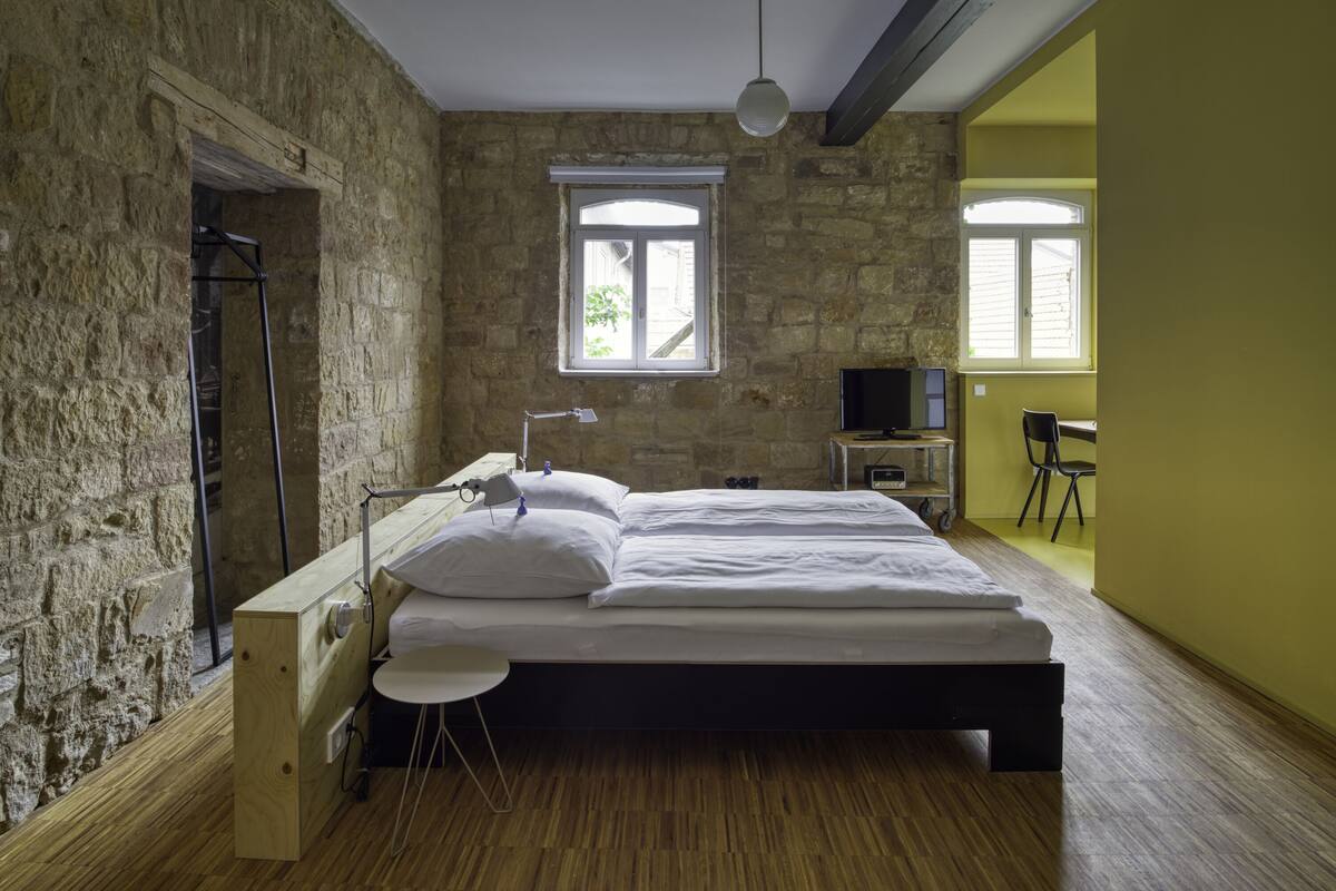 Habitación doble Confort | Ropa de cama hipoalergénica, cortinas blackout y wifi gratis 