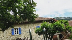 A stone building with blue shutters and a swimming pool. - J&G House (Saint-Pierre-de-Curtille)