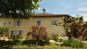 A stone house with a garden, a staircase, and a tree. - J&G House (Saint-Pierre-de-Curtille)