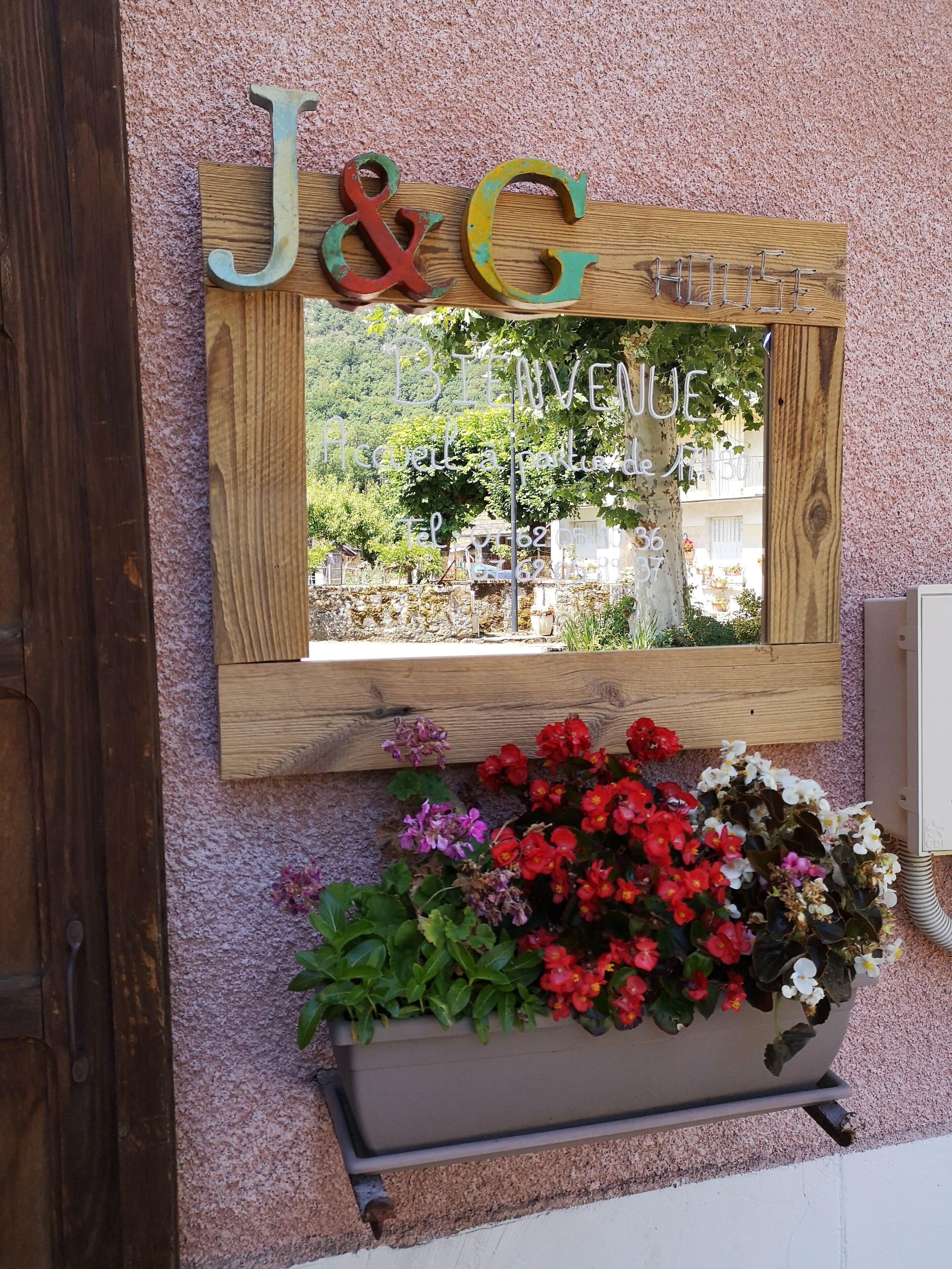 Pintu masuk properti