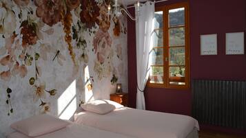 Chambre Triple | Décoration personnalisée, ameublement personnalisé, lits bébé (gratuits)