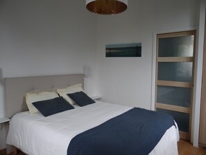 3 chambres, fer et planche à repasser