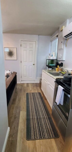 Mikrowelle, Ofen, Wasserkocher mit Kaffee-/Teezubehör, Toaster