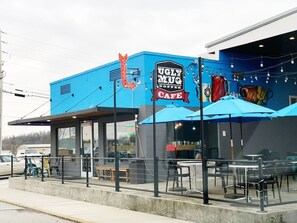 Een blauw gebouw met een bord waarop staat 