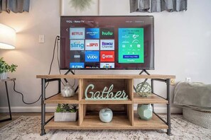 Puisen jalustan päällä oleva televisio, jossa näkyy sana ”Gather” ja jossa on esillä useita suoratoistopalveluita.