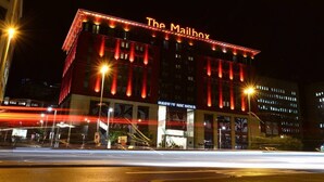 En bygning med et tydeligt skilt, der viser "The Mailbox", om natten.