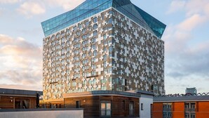 En moderne bygning med en geometrisk facade og et glasloft.
