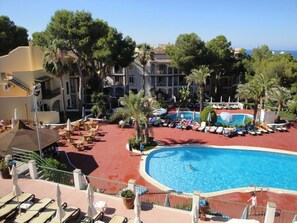 Una piscina al aire libre, una piscina climatizada