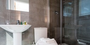 Apartment | Bathroom | Free toiletries, hair dryer, towels, soap - Knights Lodge (Redhill)