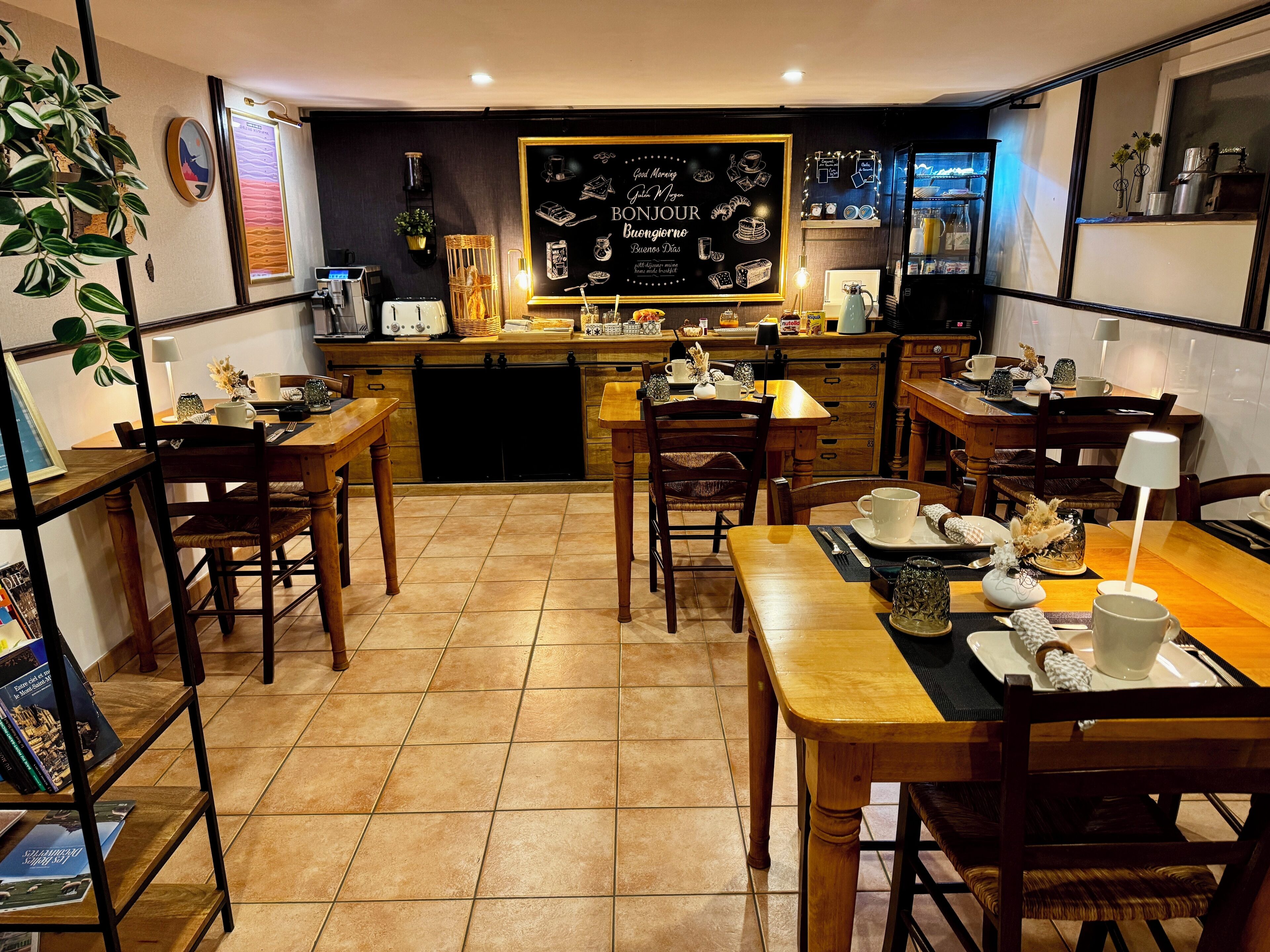 Een gezellig restaurant met houten meubels, een krijtbordmenu en een bar.