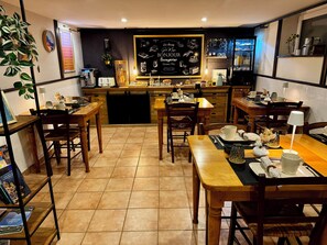 Free daily continental breakfast  - Les Vieilles Digues (Beauvoir)