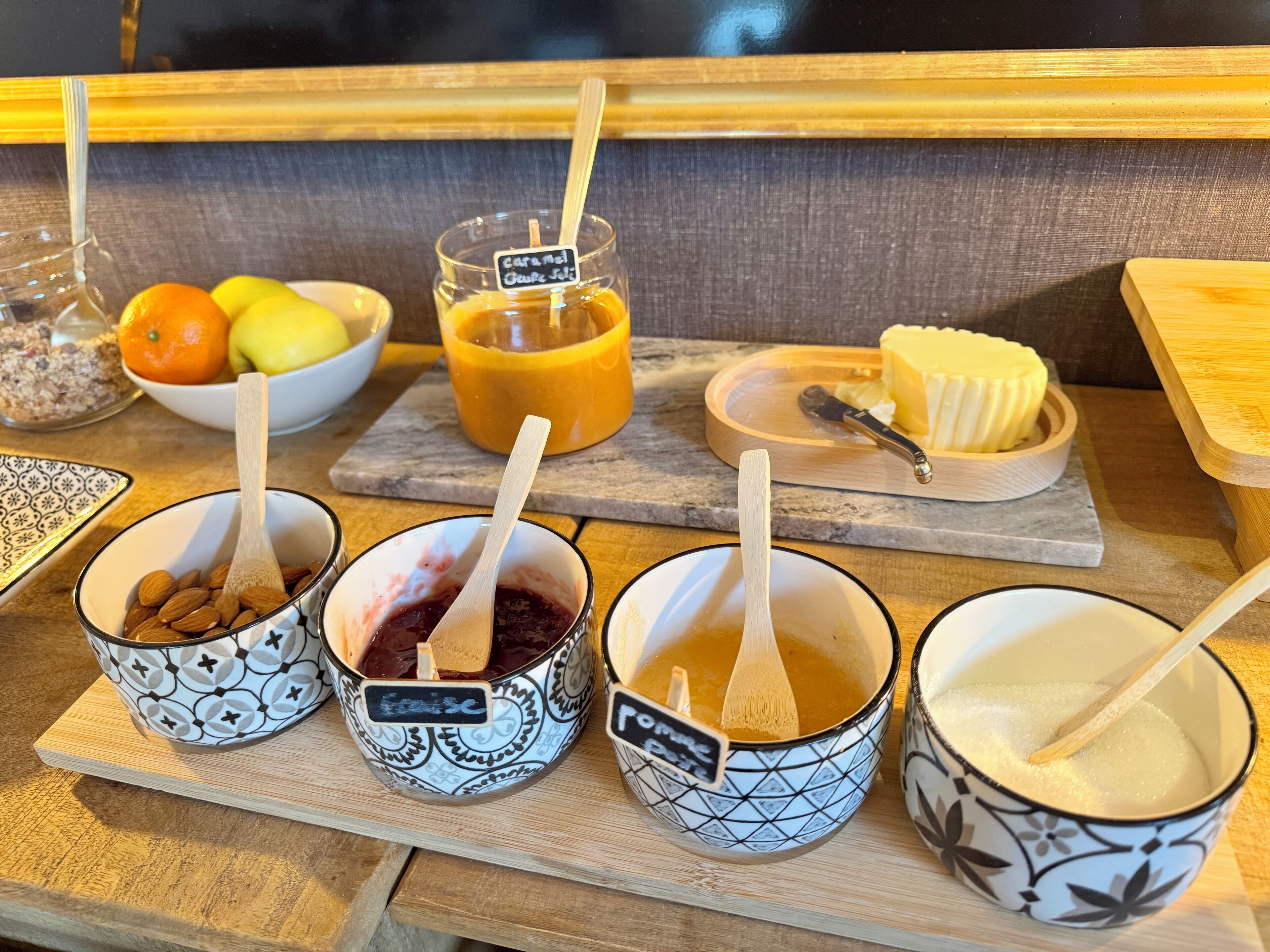 Un bufé de desayuno con diversas opciones de comida y salsas.