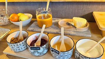 Un bufé de desayuno con diversas opciones de comida y salsas.
