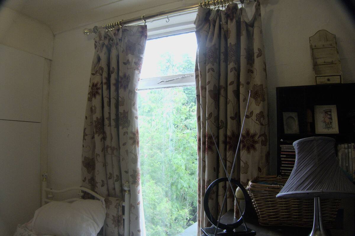 Quarto solteiro tradicional | Escrivaninha, espaço de trabalho para notebook, cortinas blackout