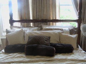 Luxury Double Room (Harmony Room) | Individually decorated, individually furnished, desk, laptop workspace - Ms McCreadys Guest House (Doncaster)