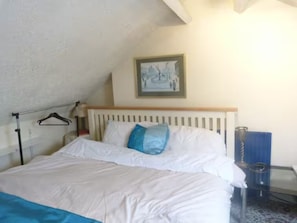 Double Room with Queen Bed and Single Bed | Individueel gedecoreerd, individueel gemeubileerd, een bureau